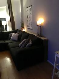 leuke sidetable achter de bank tafel achter bank achter bank thuis woonkamer