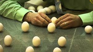 Although the irregular shape of eggs makes this somewhat difficult, eggshells typically have many imperfections such that the vast majority can be balanced on their broad ends with minimal effort. ç«¯åˆç«‹è›‹çš„ç§'å­¸ æƒ³æˆåŠŸå¯ä¸èƒ½åªé é‹æ°£ The News Lens é—œéµè©•è«–ç¶²