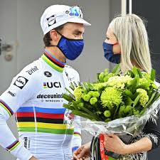 O francês atacou cedo na subida final e arrumou toda a concorrência, chegando com 8 segundos de vantagem sobre um grupo liderado por matthews e primoz roglic. 2021 Julian Alaphilippe The Cyclist Abandons The Tour De Suisse To Join Marion Rousse About To Give Birth Current Woman The Mag