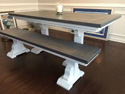 This Farmhouse Table And Bench Feature A Vibrant White Base With Grey Gel Stain Top That Bauernhaus Badezimmer Dekor Bauernhaus Esszimmer Bauernhaus Wohnzimmer