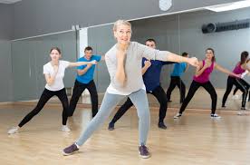 Ob allein oder mit freunden, jetzt könnt ihr euer wohnzimmer zum tanzstudio machen. Zumba Gold Endura Training