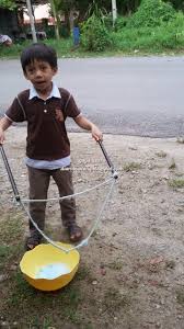 Membuat balon sabun kecil sendiri bisa menjadi solusi hemat bagi anda yang ingin memberikan mainan kepada anak tanpa merogoh kocek terlalu besar. Cara Membuat Buih Belon Besar Bubble Giant