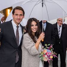 He was born in 1980s, in millennials generation. Rene Adler Und Lilli Hollunder Werden Eltern Der Spiegel