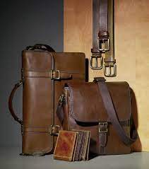 Natural Selection These Utilitarian Leather Goods From Fossil Are The Key To Surviving This Season In Style Bolsos Poses Para Fotos Accesorios