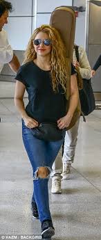 Шаки́ра изабе́ль меба́рак рипо́ль (исп. Shakira Jet Sets To Miami While Carrying Her Guitar At The Airport Express Digest
