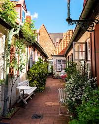 Fruhling In Lubeck Fenster Auf Und Die Herrliche Fruhlingsluft Rein Lassen Bild Ltm Nadine Zellermann Visitluebeck In 2020 Lovely Poster Lovely Structures