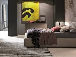 I quadri moderni selezionati sono tutti d'ispirazione astratta ma, a seconda del proprio gusto e dello stile adottato per l'arredamento della camera da letto, è possibile scegliere tra molteplici variazioni di colore, e moltissimi tipi di decorazioni che si ispirano, a seconda dei casi, ad elementi naturali, alla filosofia zen oppure sono il frutto della semplice fantasia dell'artista. Come Mettere I Quadri In Camera Da Letto Camere Matrimoniali
