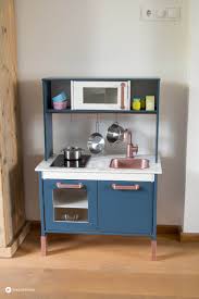 Ikeahack Diy Spielkuche Makeover Ikea Duktig Mit Rosegold Und Blau Spielkuche Kleines Haus Kuchen Kuchen Rustikal