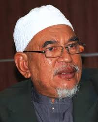 Ketibaan tuan guru haji abdul hadi awang telah disambut oleh pegawai daerah setiu en. Tuan Guru Haji Abdul Hadi Awang