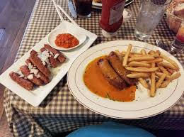 Restoran „schnitzelhaus pakub taskukohast kõhutäit oma hubases miljöös nii suurtele, kui ka väikestele, nii kohalikele, kui ka kaugetele sõpradele. Das Schnitzel Haus Food Eat German Food