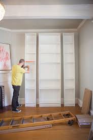 Buecherregalaufbau Vintagebibliothek Verwandelst Stilvolle Einfache Regale Billy Eine So Du I Ikea Bucherschrank Schlafzimmerrenovierung Billy Regal