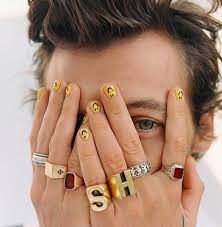 Bạn nào có nhu cầu cứ ib cho mình từ fb hoặc intar. Male Celeb Nails Scratch Magazine