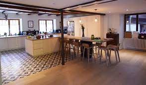 melange carrelage et parquet conseils de pro pour mixer les sols carrelage parquet separation cuisine salon carrelage