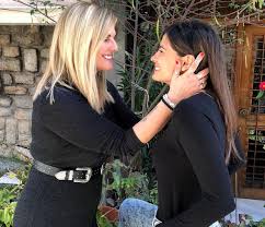 Πέθανε από κορωνοϊό ο νίκος ζελομοσίδης. H Mama Ths Xristinas Mpompa Einai Kallonh Des Thn Me Mpikini Ston Agio Dominiko Queen Gr