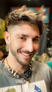 Criei a VLBS, pra ir além dos cortes, o ambiente é uma mini galeria de  artes, com músicas e bebidas boas, os atendimentos são personalizados, vc  será o único cliente presente na