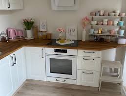 Ottimizzare gli spazi e sfruttare ogni angolo possibile, è questa la strategia vincente per arredare una cucina piccola, garantendone praticità e senza mai rinunciare allo stile. Arredare Una Cucina Piccola Idee E Soluzioni Per Cucine Mignon Rebecca Mobili