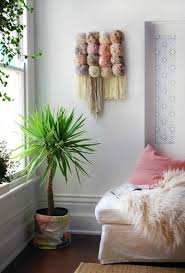 Avec Des Pompons Vous Pouvez Faire Un Tableau Etonnant La Malle Aux Mille Mailles Tenture Tissee Creation Deco Decor Diy