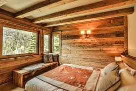 Lo chalet di montagna è, nell'immaginario comune, il posto migliore per passare un rilassante weekend con la neve che cade placida e indisturbata dal cielo plumbeo. Come Arredare Uno Chalet