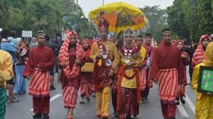 Tak heran bila pakaian mereka terdapat kemiripan. Makna Pakaian Teluk Belanga Dalam Khazanah Islam Tribun Pontianak