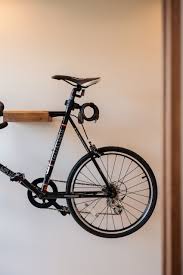 自転車を玄関に入れたいけど そのためだけに広くするのは そんなときは 壁に掛けて足元を空けると広くつかえてオススメです 自転車を掛けるフックは内装に合わせイイ感じにつくれます 玄関 家の中に 自転車 サイクル 置き場 壁掛け フック 設計事務