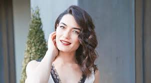 Atv'de yayınlanan elveda rumeli adlı dizide vahide karakterlerini canlandırdı. Nasil Mutluysam Oyle Yasiyorum Magazin Haberleri