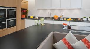 Gestalten Sie Ihre Kuche Mit Einer Schonen Arbeitsplatte Aus Schiefer Vor Allem Eignet Sich Dieser Naturstein Wenn Der Rest D Arbeitsplatte Home Design Kuche