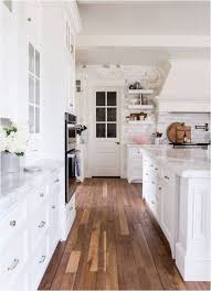 Un Plancher De Bois Franc Dans La Cuisine Pourquoi Pas Home Country Style Kitchen Sweet Home
