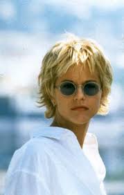 I suoi capelli, ricci per natura, erano dipinti in un biondo e, come era di moda . Voglio Quei Capelli Confidenze