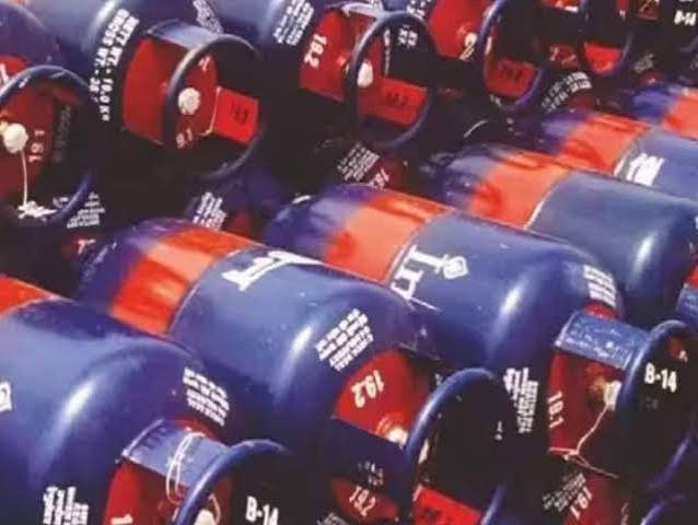 महंगा हुआ कमर्शियल LPG गैस सिलेंडर, 209 रुपये तक की बढ़ोतरी, जानिए अब कितना हो गया भाव - Commercial lpg gas cylinder becomes coastiler oil companies increased it by rs 209 check