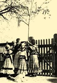 Nyíregyházán ezt a hagyományt elevenítették meg a sóstói múzeumfalu területén található jánkmajtisi portán a margaréta és kismargaréta táncegyüttesek. Majusfa Allitas Mezokovesd Photo Couple Photos Scenes