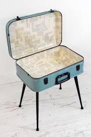 Petit Meuble D 39 Appoint Confectionne A Partir D 39 Un Valise Retro Et De Pieds Ce Chaises 7 Mobilier De Salon Meuble A Fabriquer Soi Meme Valise Decoration