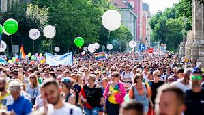 Est, macy's commenced a jaw dropping pyrotechnic salute to american bravery and optimism in an incomparable barrage of color, light, shape and sound. Hetek Kozeleti Hetilap Vegleges Elmarad Az Idei Budapest Pride Felvonulas