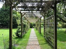 Pergola En Fer Pour Rosier Grimpant Pergola Et Treillis Comme Support Pour Les Plantes Grimpantes Les 2 Catacs De Lallac Outdoor Pergola Walkway Design Pergola