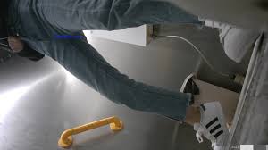 10月最新トイレ撮影のうち、師範大学前パノラマのぞき見青少年かわいい女子学生10thの近くの公衆トイレに飛び込む神 - ブラックジーンズ