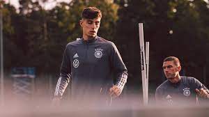 Noch ist chelseas mächtige sportdirektorin marina granovskaia nicht nach deutschland geflogen, um mit kai havertz und bayer leverkusen über. Kai Havertz Reist Aus Quartier Der Nationalmannschaft Ab Dfb Deutscher Fussball Bund E V