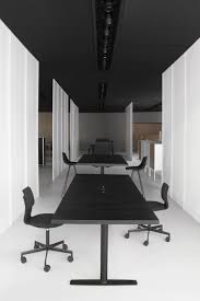 Optez pour un bureau réglable révolutionnaire qui permet à l'utilisateur d'alterner facilement entre la position assise et la position debout. Acca Bureau Reglable En Hauteur By Lapalma Design Francesco Rota Bureau Reglable En Hauteur Bureau Contemporain Table Reglable Hauteur