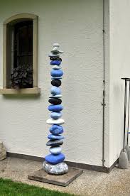 Steinturm Mit Blau Bemalten Steinen Stone Tower With Blue Painted Stones Steine Feuerverzinkter Rostfreier Stahl Steine Metall Gartenkunst Steinkunst