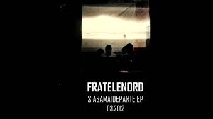 E coadă la alimentala și la ea stăm aliniați cu toții întrebăm ce mai faci tot noi zicem că așa și pe dincolo păi așa e exact așa ca diferența dintre cer și mare dacă ne punem acum pe măsurat cât mai e până în mai încolo atârnă greu luna atârnă departe jeane astea sunt distanțele pe care omul trebuie. Fratelenord Si Asa Mai Departe Ep Promo Youtube