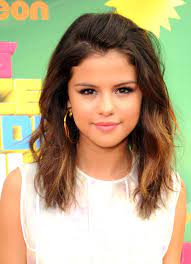 Selena Gomez S Hairstyles At Kids Choice Awards 2011 Hair Highlights Selena Gomez Hair Short Hair Styles