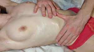 オイルでマッサージ中に美しい硬い乳首が膨らんだ