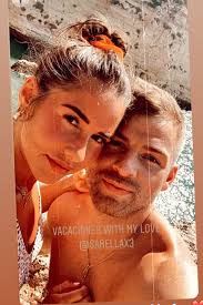 Already in february photos appeared that kissed singer sarah lombardi (27, heartbeat) with soccer player julian büscher (27) on the edge of a field. Video Sarah Lombardi Erster Urlaub Mit Julian Und Alessio Gala De