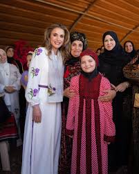 بعيد ميلادها.. فستان الملكة رانيا استثنائي وطفلة فاتنة تنافسها في الجمال |  لايف ستايل - موقع كل يوم