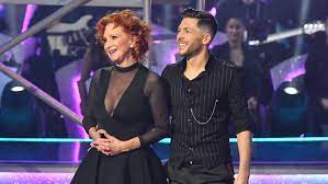 Len goodman, bruno tonioli and carrie ann inaba all returned as judges. Dwts Detar Eniko Kiesett Gabriela Spanic Jutott Az Elodontobe 24 Hu