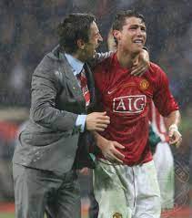 Manchester united'da cristiano ronaldo ile beraber forma giyen gary neville, cristiano ronaldo'nun gelmiş geçmiş en iyi futbolcu olmayı planladığını ve pele'nin 1000 gollük rekorunu kırma hedefinde olduğunu dile getirdi. Gary Neville And Cristiano Ronaldo Of Manchester United Celebrate After Winning The Ue Manchester United Legends Cristiano Ronaldo Manchester Cristiano Ronaldo