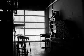 Se gli spazi disponibili si estendono in altezza più che in larghezza puoi optare per una soluzione con delle mensole a muro sulle quali. Come Creare Un Angolo Bar Secondo Lo Stile Della Tua Casa