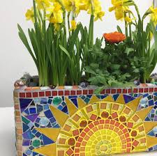 Die Erste Sonnenscheibe Ist In Den Shop Eingezogen Suncatcher Sonnenscheibe Mosaik Gartendeko Gartenmosaik Ga Mosaic Flower Pots Mosaic Art Mosaic Pots