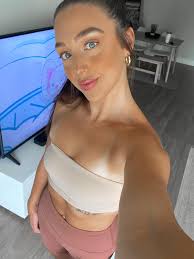 Align short 6” 6 ancient copper and every other align item in ancient  copper because I'm OBSESSED. First picture of me is in natural light and  the other is awful lighting because