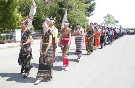 Pakaian adat yaitu semua kelengkapan yang dimaksud dengan pakaian adat yaitu semua kelengkapan yang dipakai oleh seseorang yang menunjukkan ethos kebudayaan suatu masyarakat. Pakaian Adat Jati Diri Dan Agama Pasar Pos Kupang