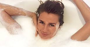 Tuğba Özay Bikinili Paylaşımıyla Takipçilerine Nispet Yaptı