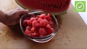 Ok,das ist bestimmt die dümmste frage auf gutefrage.net aber ich bin halt so,meine mutter meinte als ich eine wassermelone gegessen hab und ich gefragt hab warum ist die wassermelone pink/rosa drin,dann hat die gemeint na weil sie net. Eine Wassermelone Schneiden Wikihow